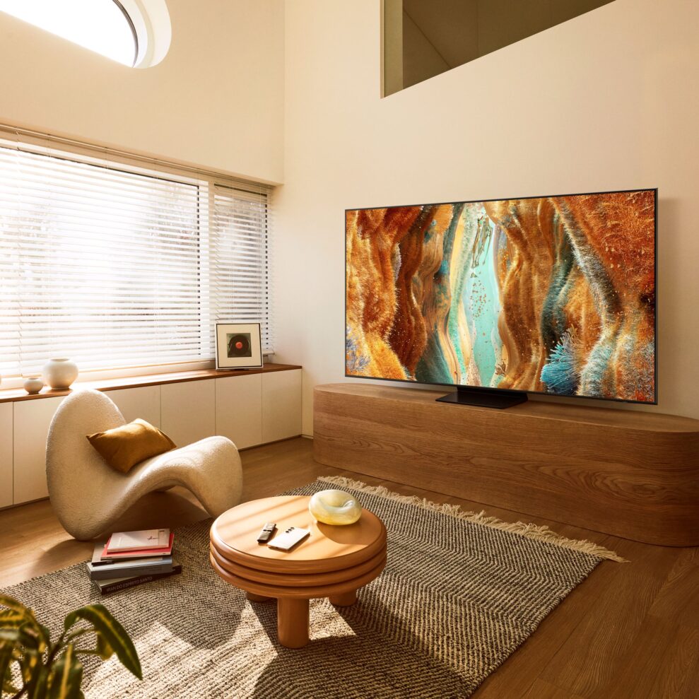 QN70F_PERS_STAND_BeautyShot_21654-1-R2