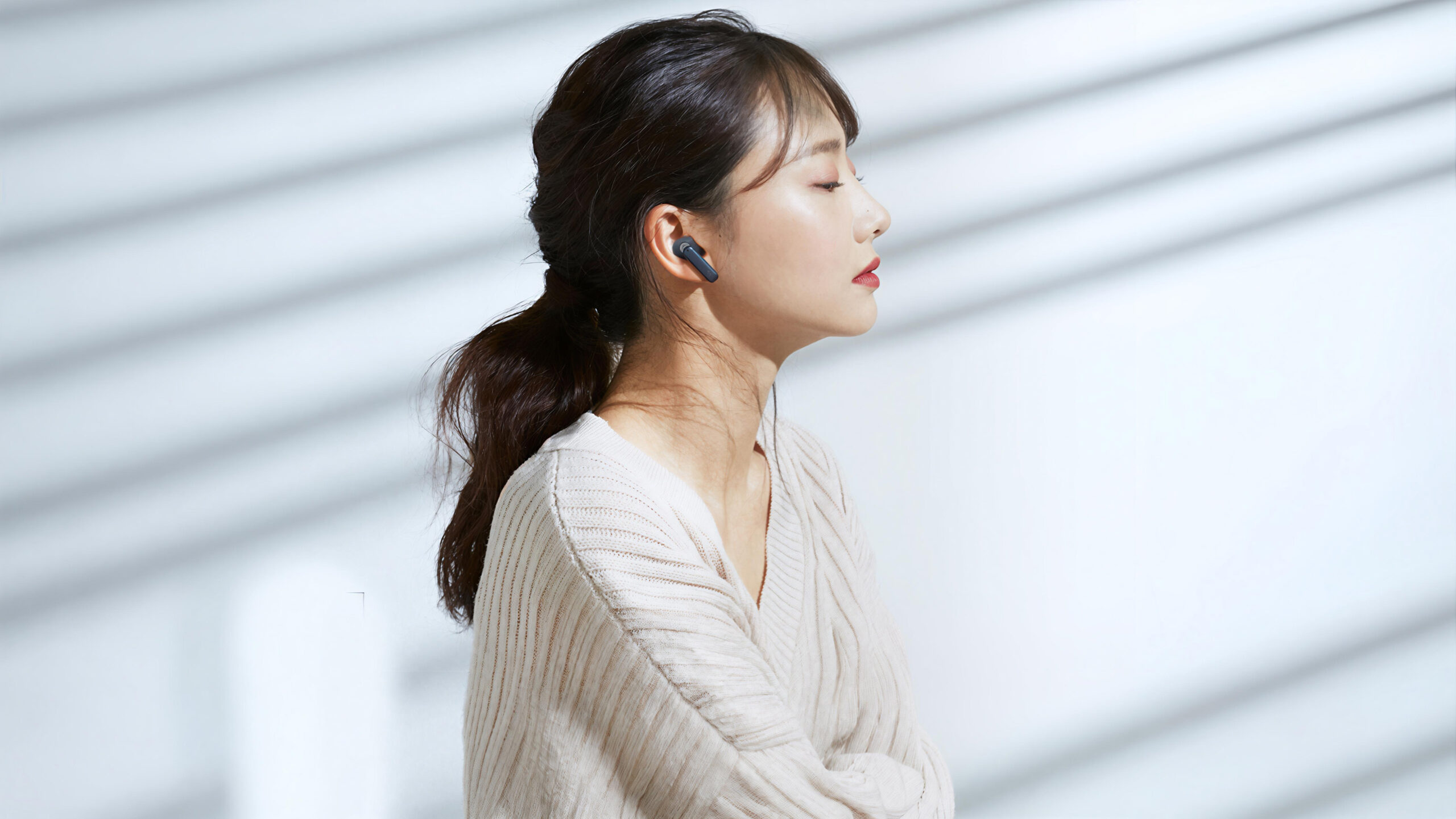 Creative Aurvana Ace Mimi lifestyle 2