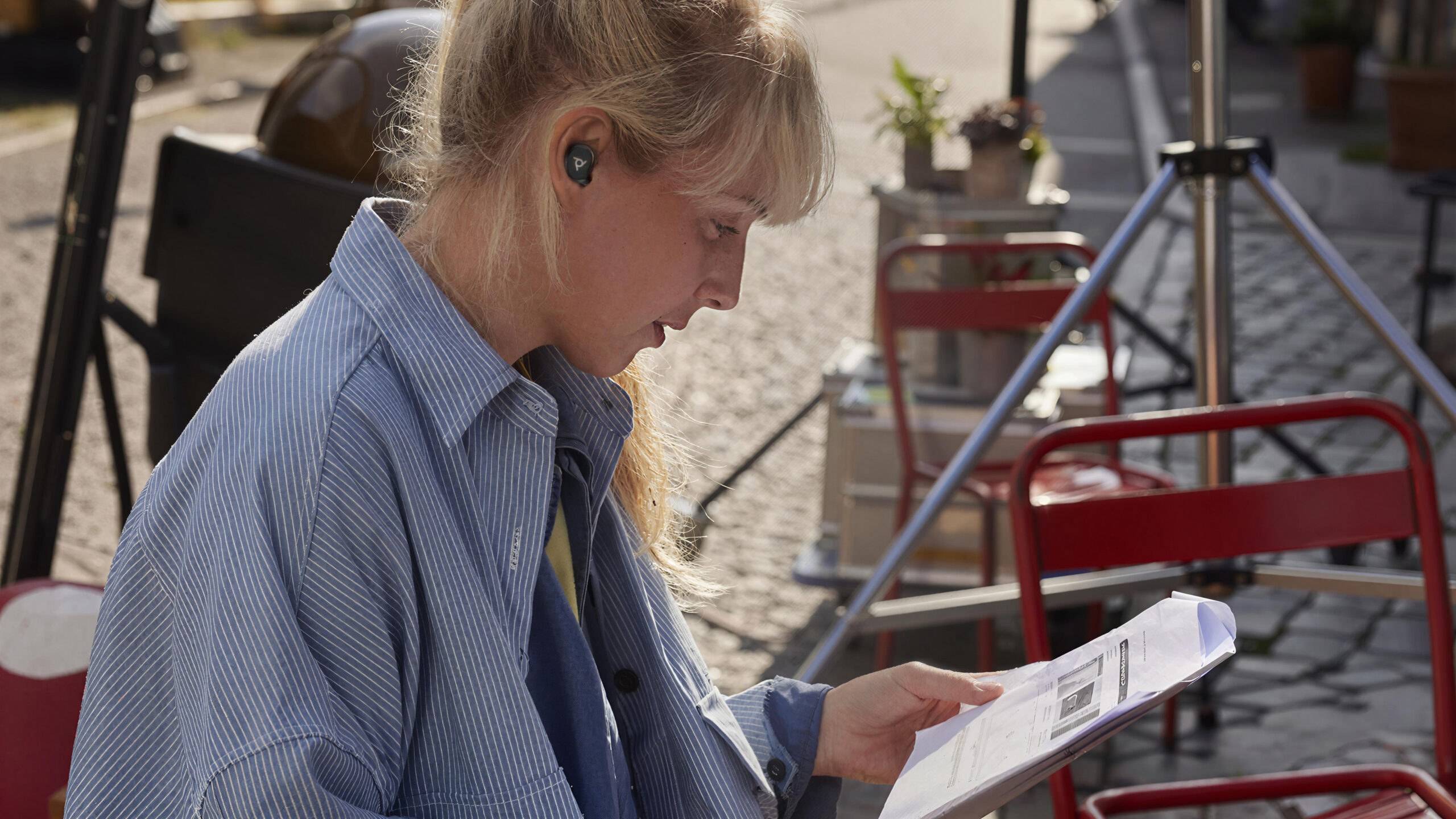 Poly Voyager Free 20 lifestyle 2