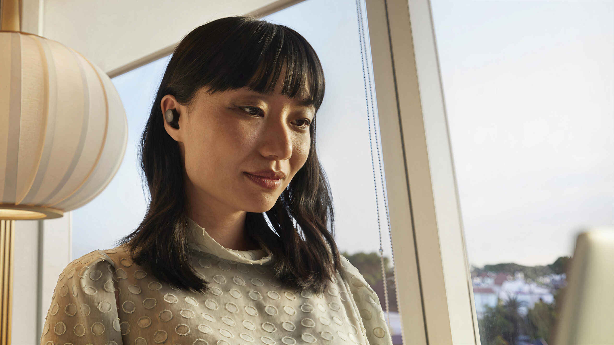 Poly Voyager Free 20 lifestyle