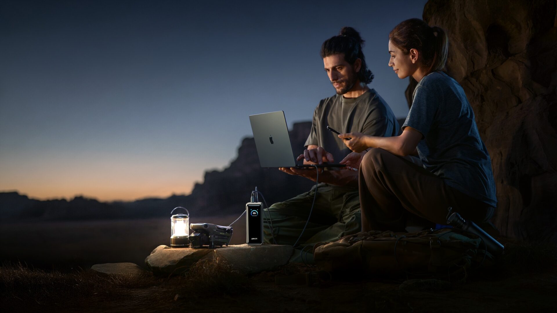 Ladda två MacBooks samtidigt: Ny powerbank levererar 300 W
