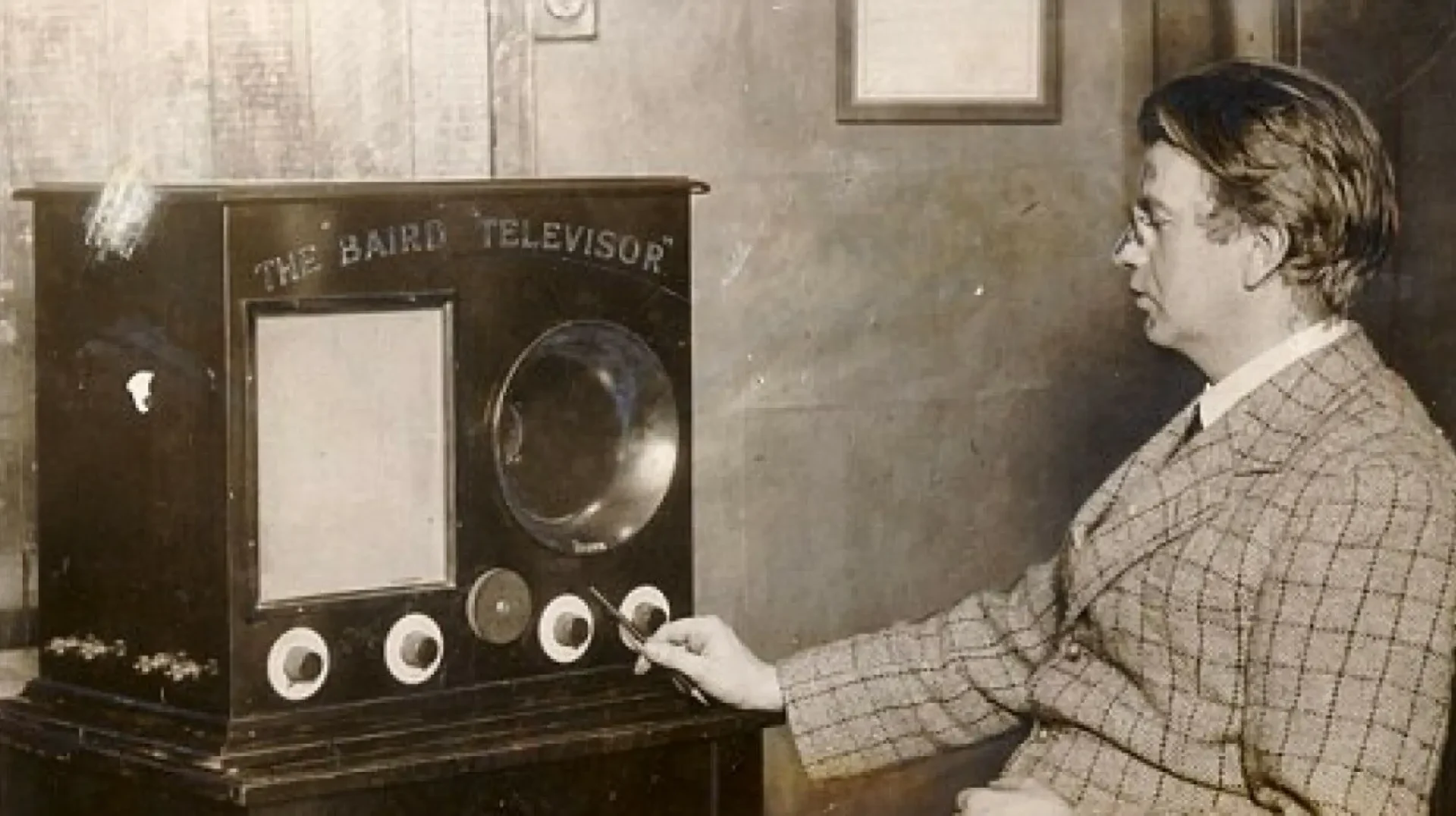 100 år av television: Från 32 linjer till 130 tum