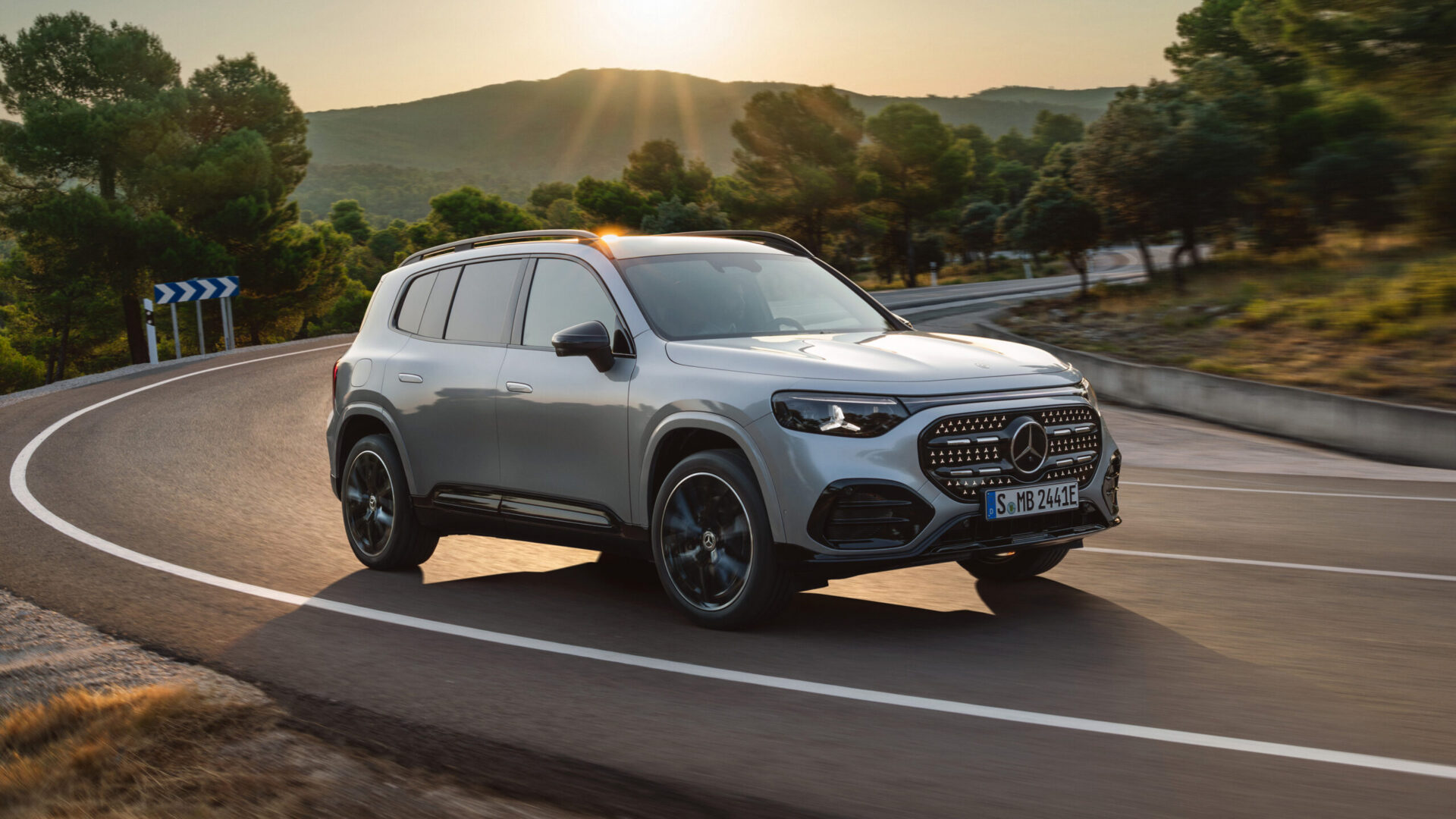 Mercedes GLB: Laddar 260 km på 10 minuter, med egen skärm för passageraren