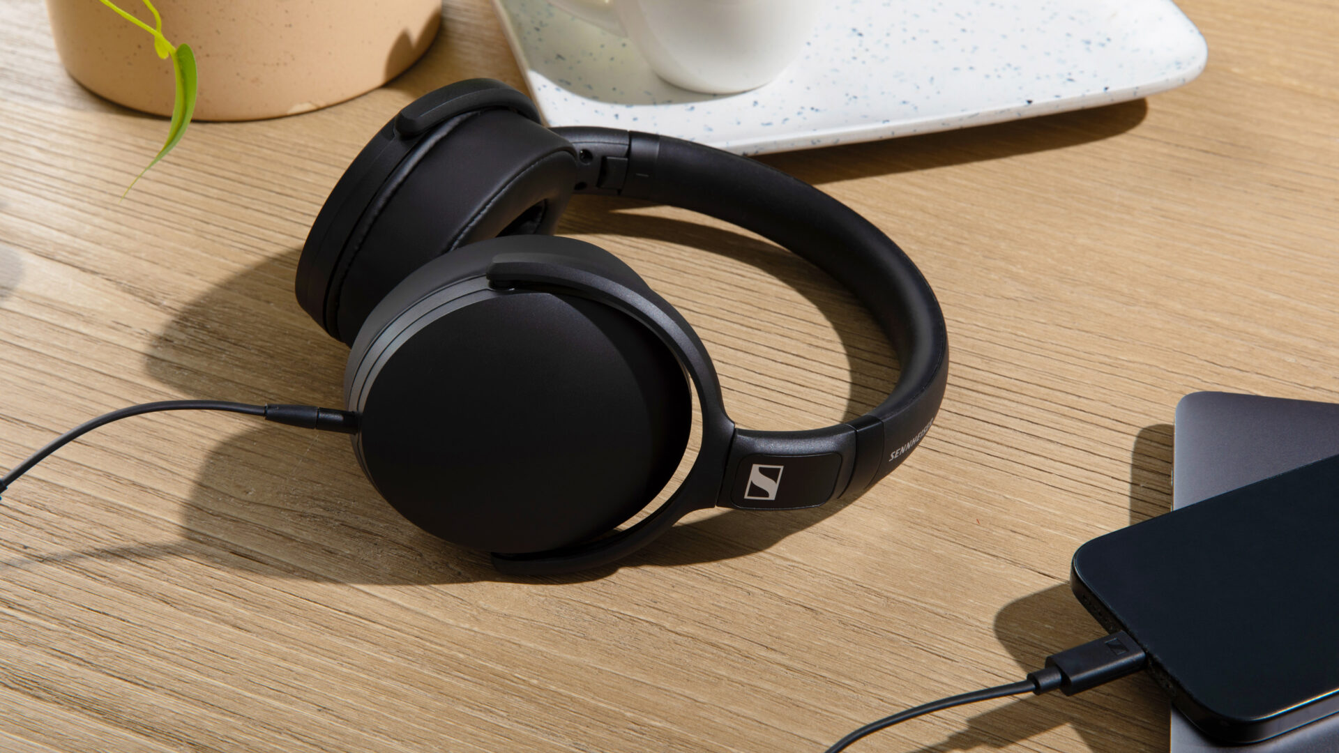 Sennheiser HD 400U och CX 80U är trådbundna hörlurar för kontoret