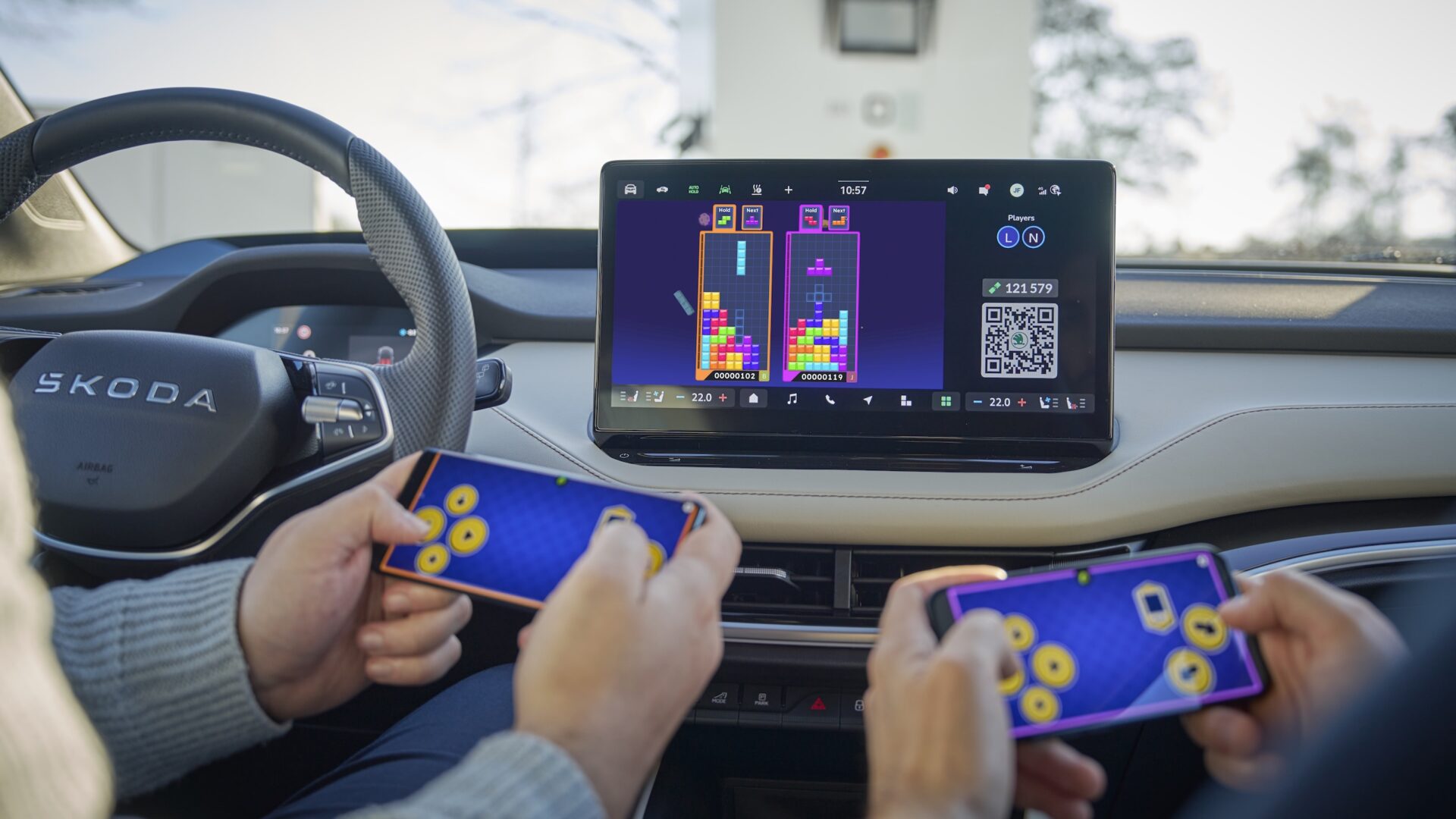 Fördriv dötid i bilen med storbildsunderhållning