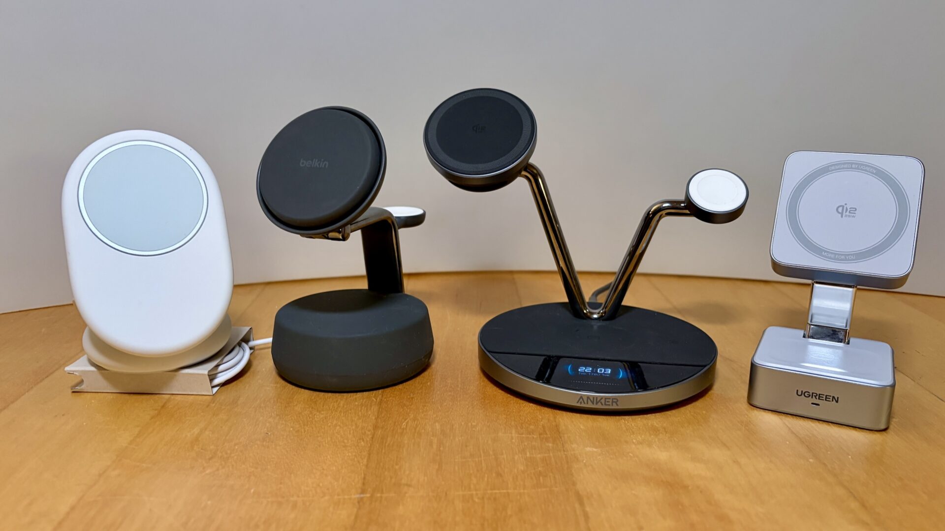 Fyra Qi2 25W-laddare
