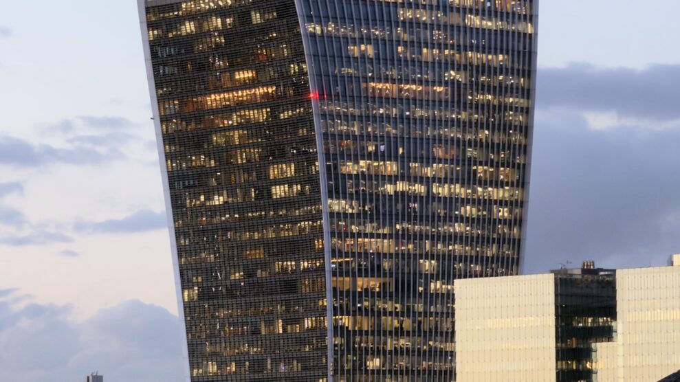 iphone-17-pro-max_8_tele-989x556 iphone-17-pro-max_8_tele-989x556