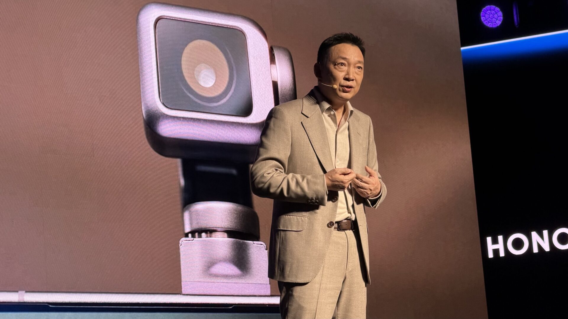 MWC 2026: Honor visar upp smartphone med AI-styrd robotkamera