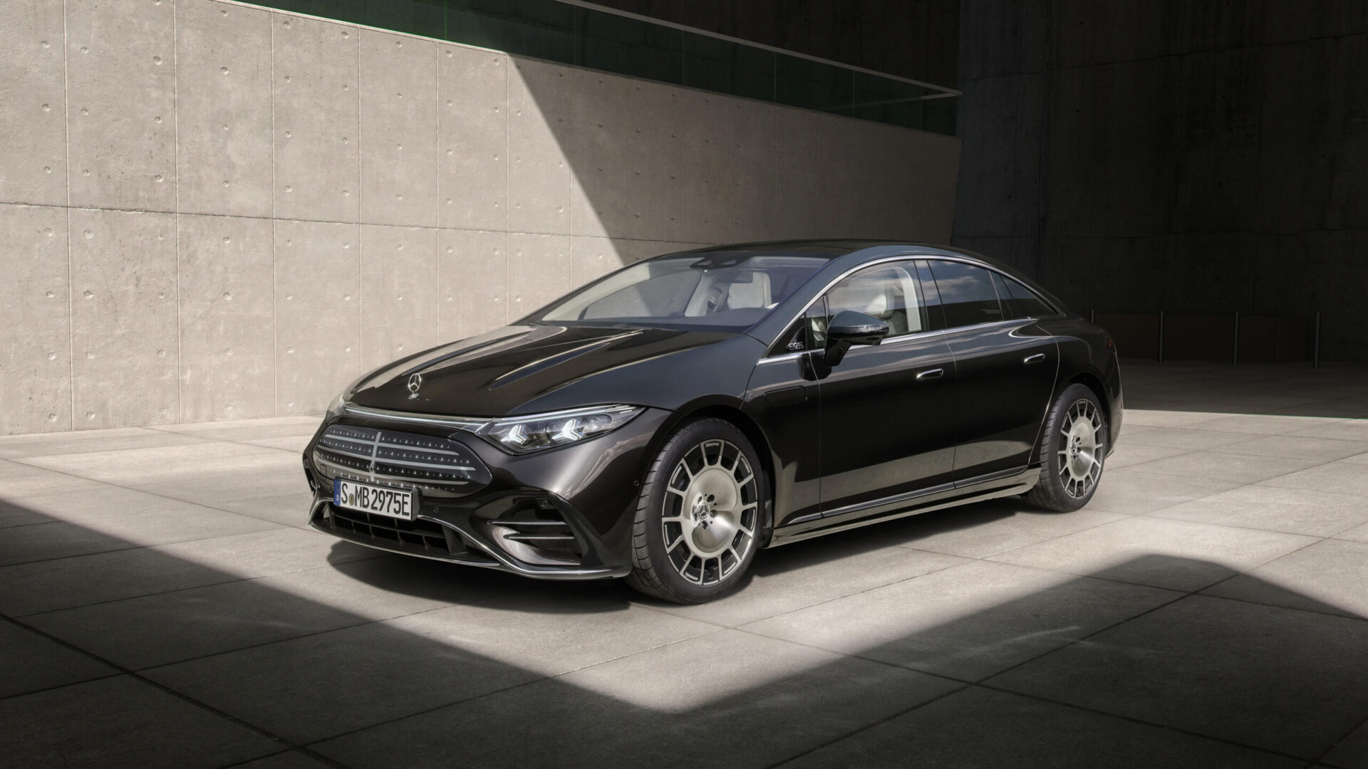 Nya EQS: Nästan 100 mils räckvidd och blixtsnabb laddning