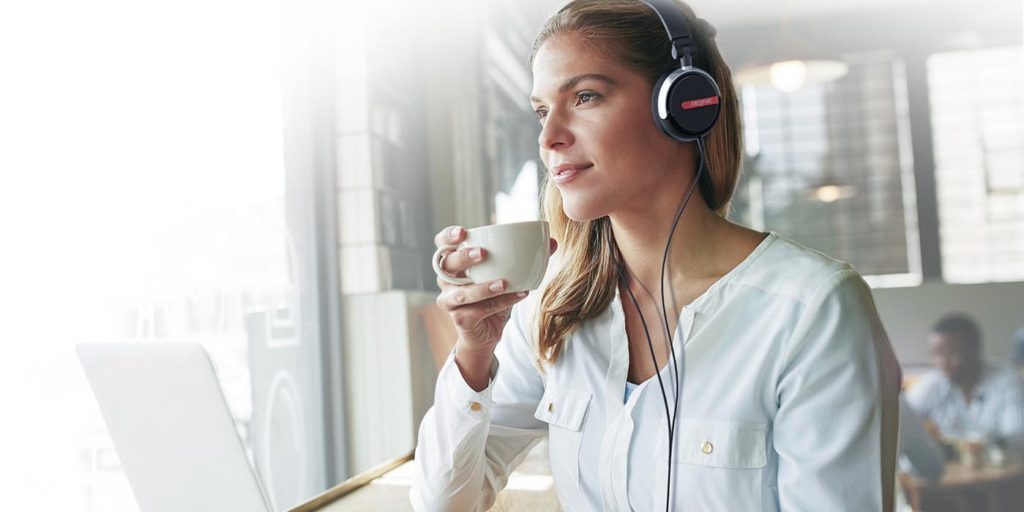 Fjäderlätta hörlurar från Creative