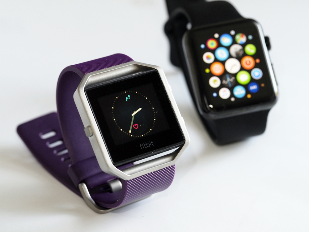 fitbit blaze vs apple watch series 3