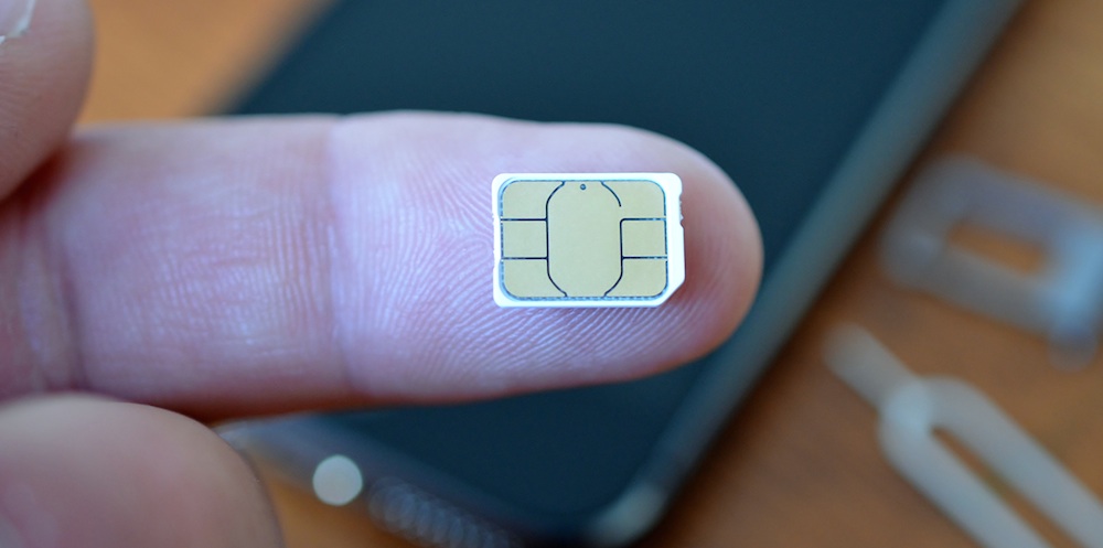 Japaner tar ut SIM-kortet ur mobilen