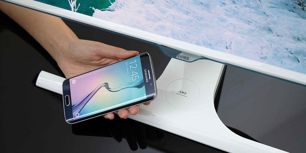 Datorskärm laddar mobilen trådlöst