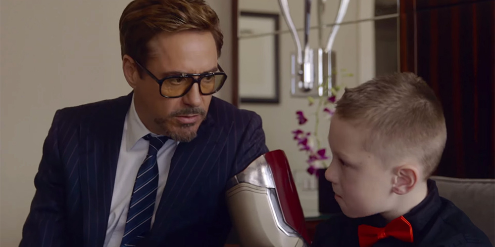 Pojke får bionisk arm av självaste ”Iron Man”