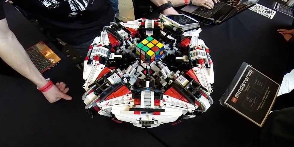 Lego-robot lösen Rubiks kub på 3 sekunder