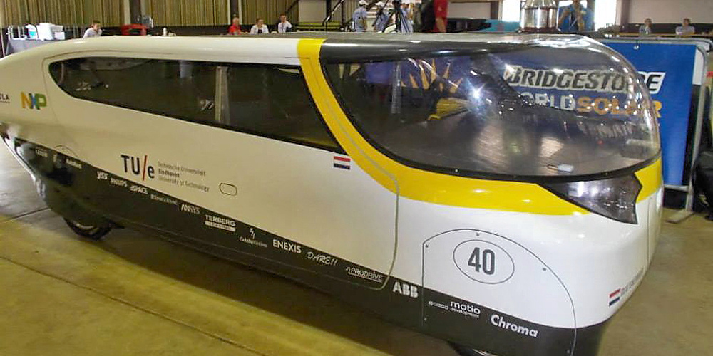 Racing på en tank solsken